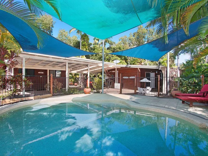 House with Granny Flat - Walking Distance to Trinity Beach