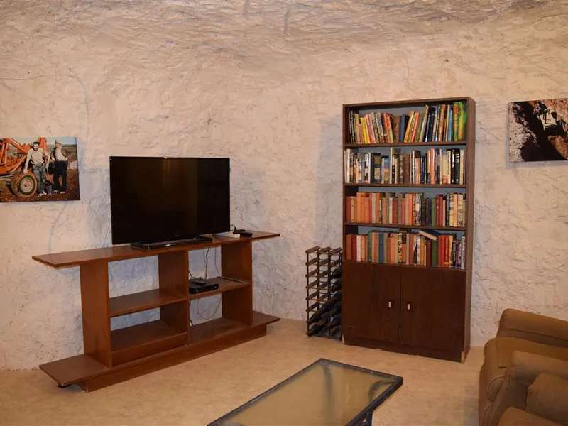 Curvaceous, three bedroom family Semi-Dugout with stunning view