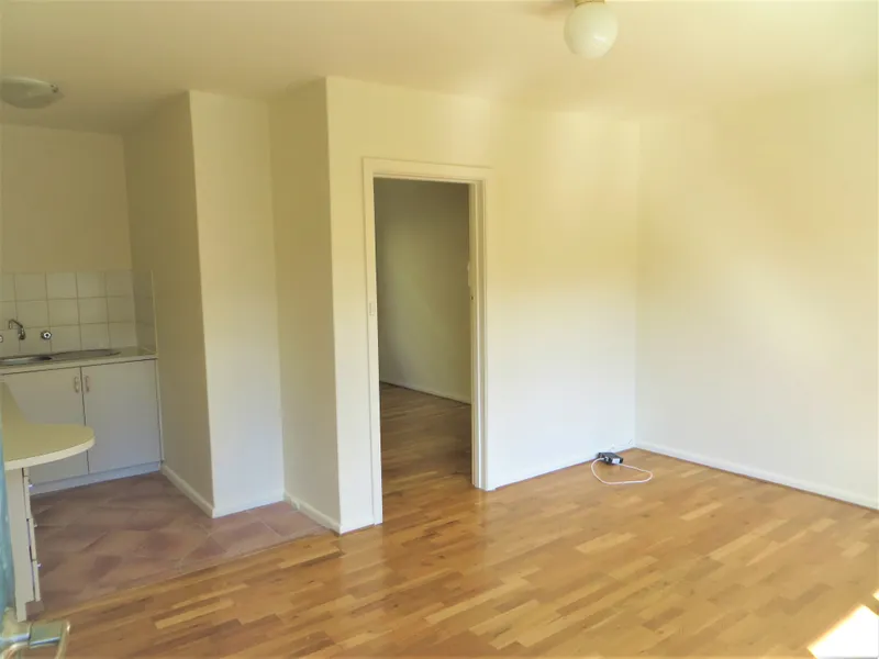 Delightful One Bedroom Apartment in Leafy Location!