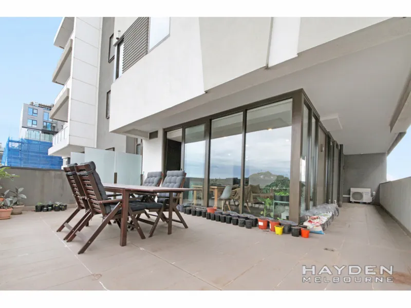 Spacious Light filled Modern apartment with huge balcony