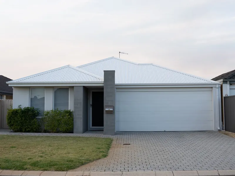 MODERN HOME CLOSE TO SCHOOLS