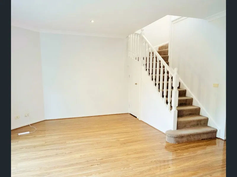 Spacious Three Bedroom Townhouse opposite Caulfield Park!