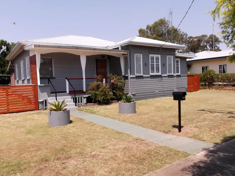 ADORABLE & DELIGHTFULLY RENOVATED FAMILY HOME!