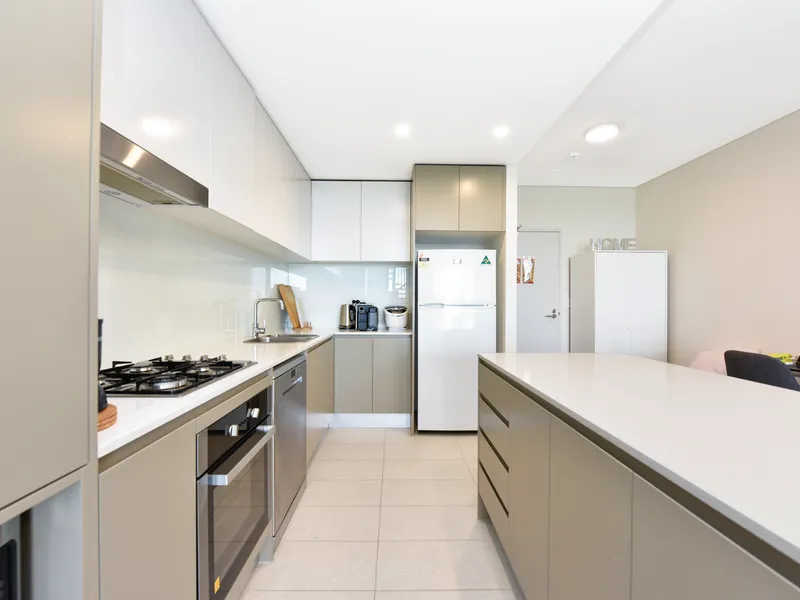 Spacious modern style unit with roof top