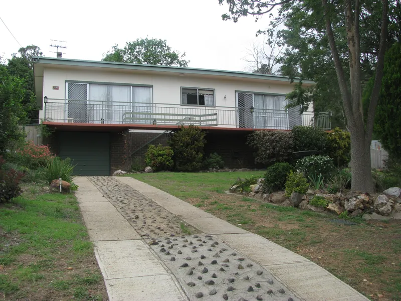 NORTH FACING RESIDENCE-HUGE 8813 M2 LAND AREA-GENEROUS ENTERTAINING AREA.