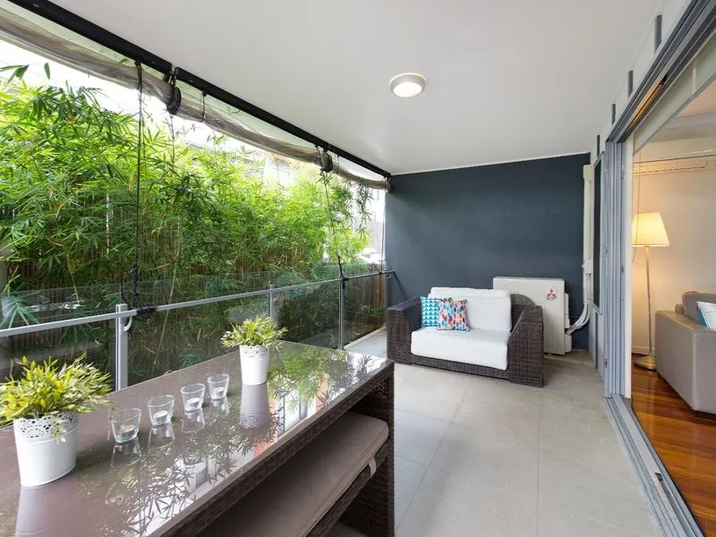 ENJOY THE PRIVATE DECK