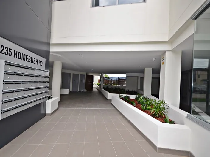 NEAR NEW 2 B/R APARTMENT