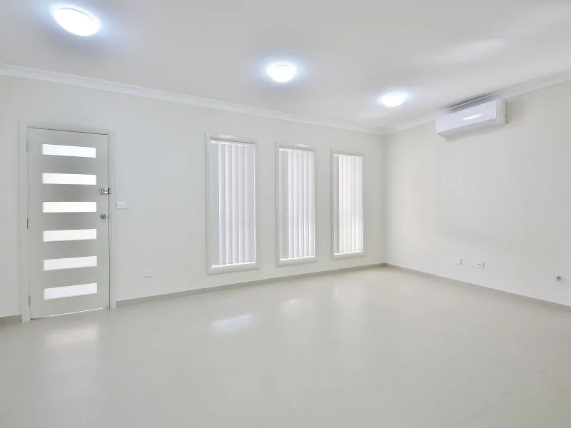 Modern 3 Bedroom House near shops and train.