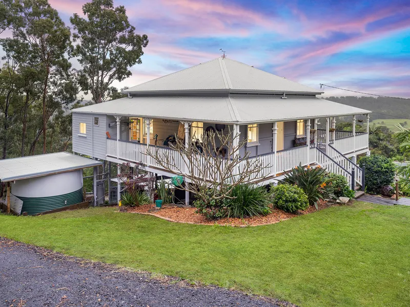 Let me Romance You- Views, a Classic Queenslander, a Pool & the SHED.........