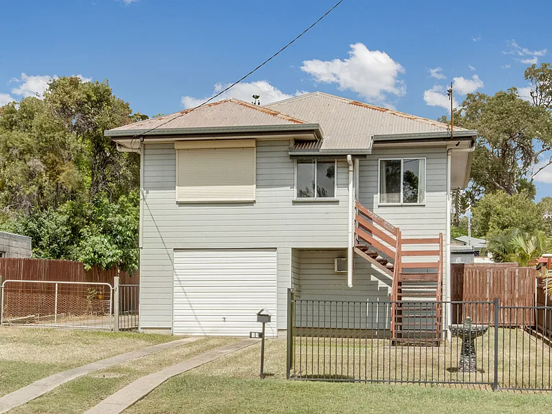 :: THREE BAY SHED AND FULLY RENOVATED HOME AVAILABLE NOW