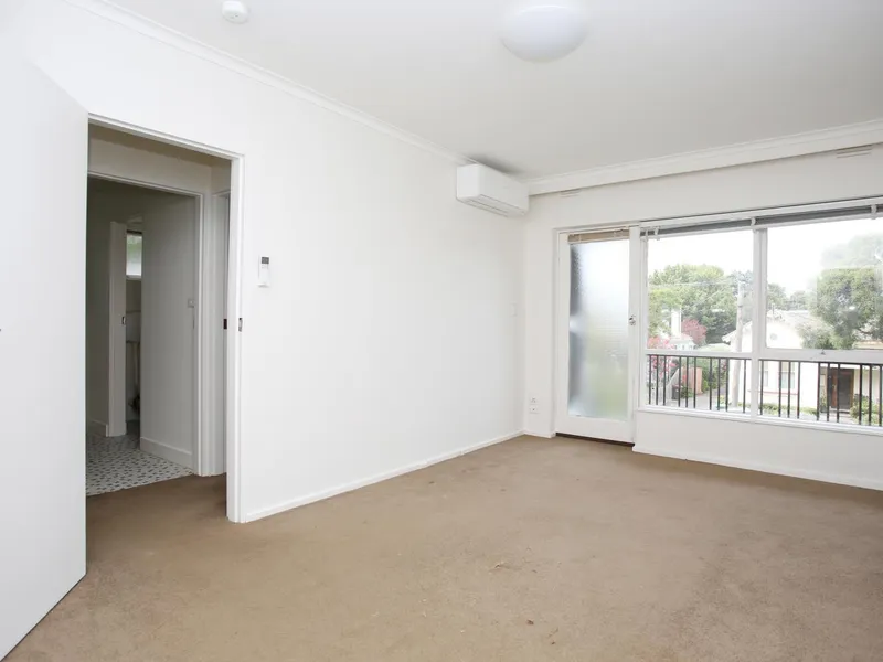 Large refurbished apartment in great location