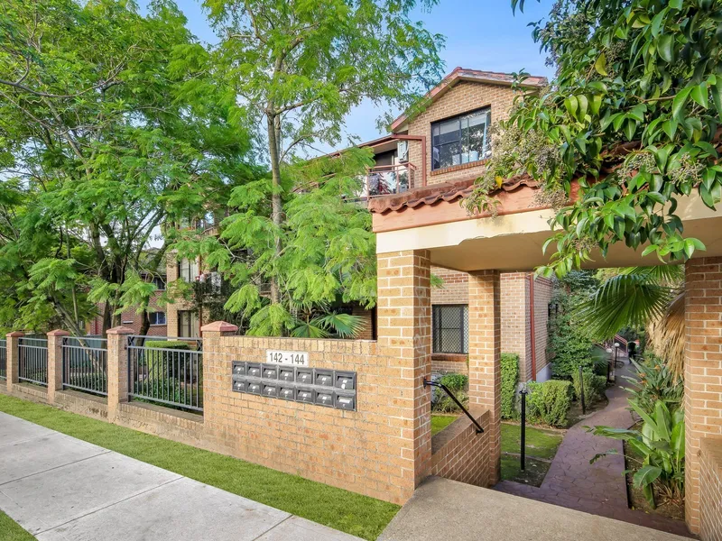 WELL-PRESENTED NORTH FACING UNIT WITH READY TO MOVE IN APPEAL