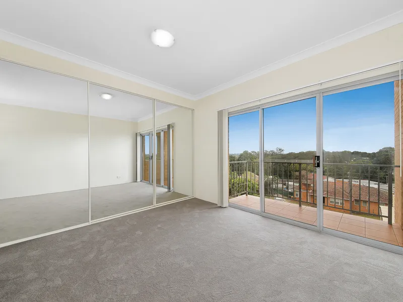 Sun-drenched Apartment in Prime Location!