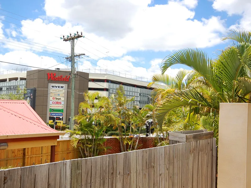 Amazing location - Walk to Westfield!