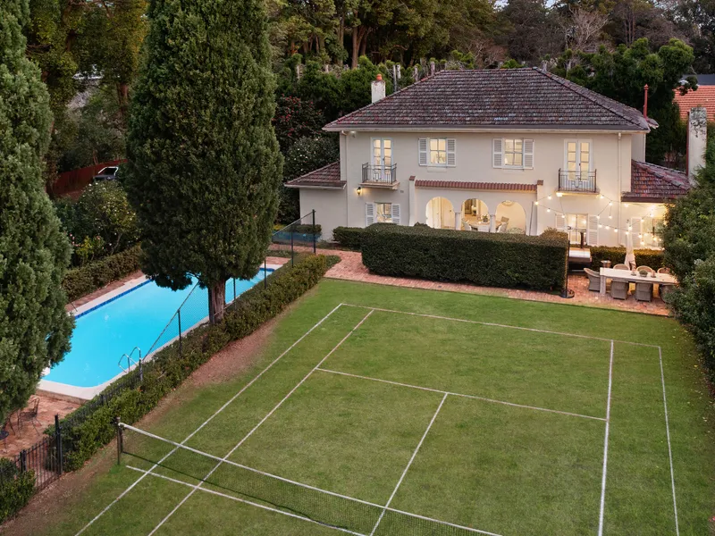 Exquisite tennis court estate, blue-ribbon setting