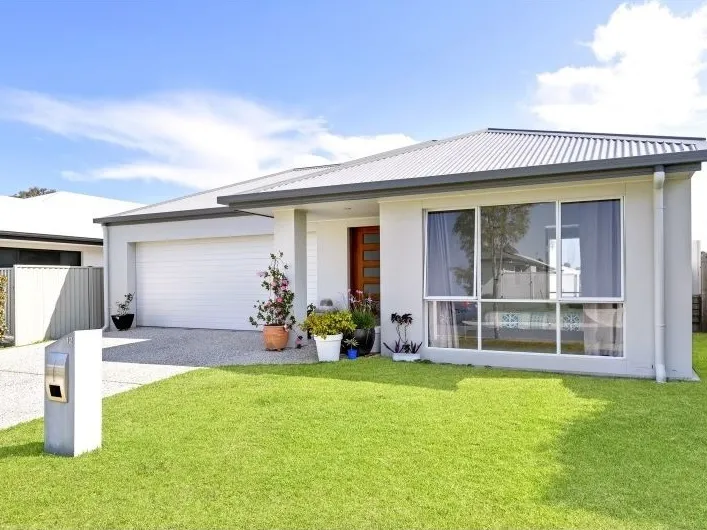 4 BED + MEDIA + AIR CON + SPACIOUS YARD!