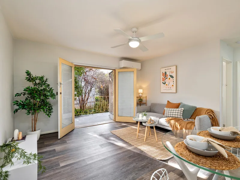 FIRST FLOOR UNIT - CONVENIENT LOCATION WITH WALK TO SPRINGWOOD SHOPS!