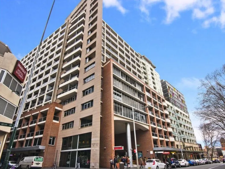 PERFECTLY LOCATED ONE BEDROOM APARTMENT WITH STUDY AND CAR SPACE IN THE HEART OF SYDNEY'S VIBRANT ENTERTAINMENT DISTRICT