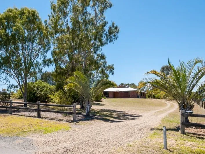 ACREAGE LIVING IN TOWN!