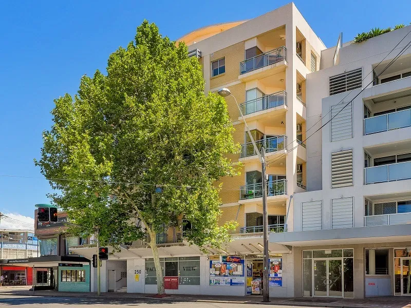 Renovated 2 Bedroom Apartment in Heart of Crows Nest 