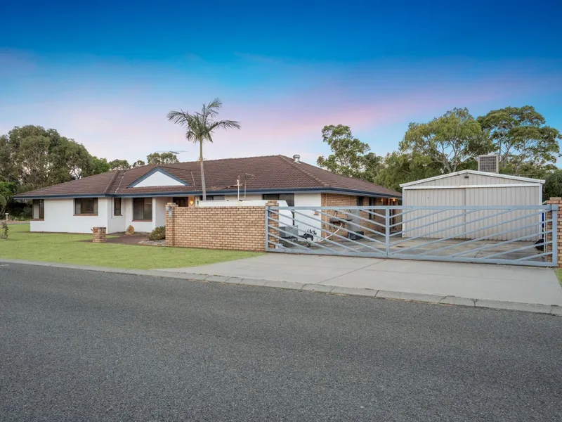 Side & Rear Acesss Double Garage + Workshop...near Park!!!