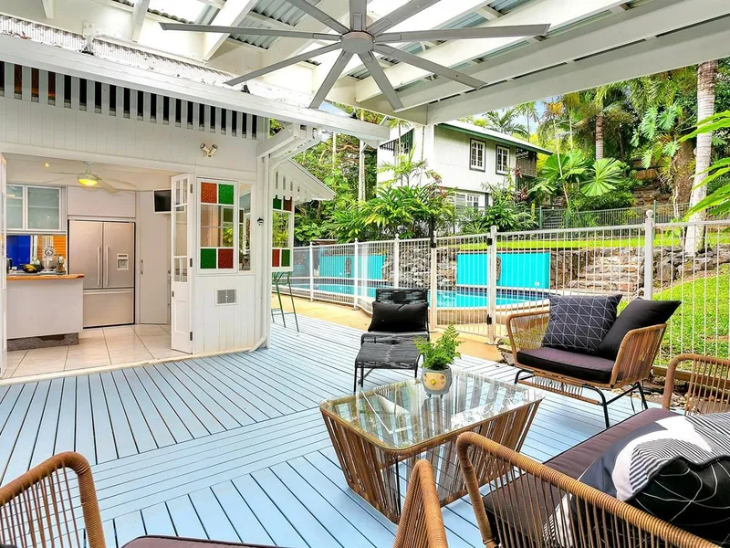 EDGE HILL QUEENSLANDER WITH STUDIO