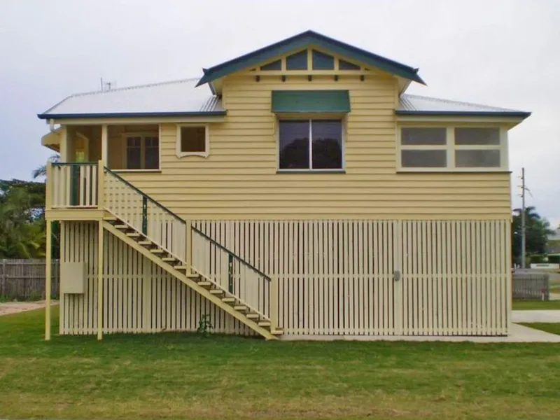 SPACIOUS CLASSIC QUEENSLANDER IN HOSPITAL PRECINCT & CBD!