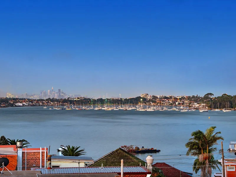 Sub-Penthouse apartment with water views