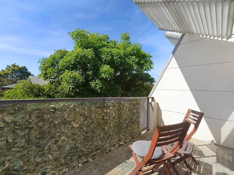 Oversized North Facing Studio in Walk-To-Everywhere Locale