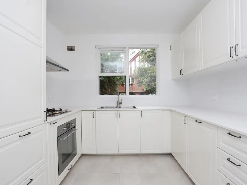 Spacious, Modern Apartment with Leafy Outlook close to Gordon shops, Train & Schools