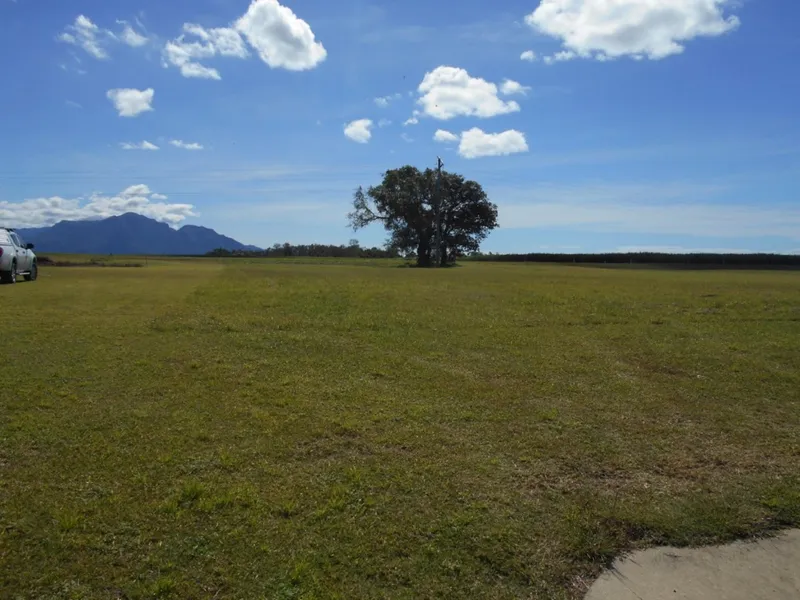 RIVERDOWNS ESTATE - Buy in this larger block estate !