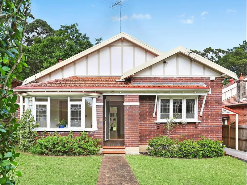 Impeccable family classic in a premium address