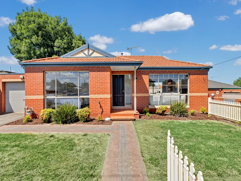 Open Plan Living with Entertainers Yard