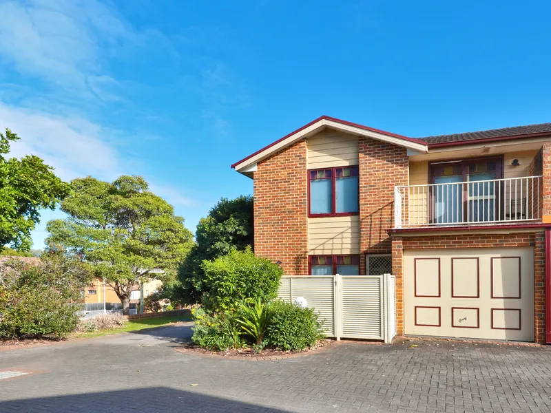 3 Bedroom Town House in Prime Location!!