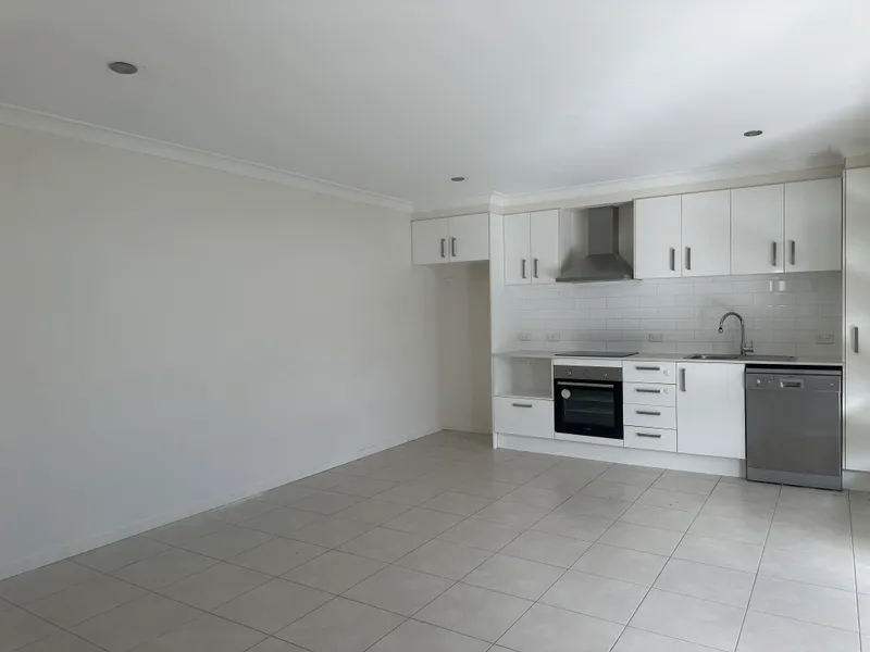 Modern 2-Bedroom duplex in Bellbird Park!!