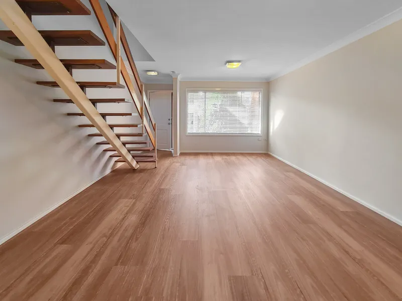 Updated Townhouse In Convenient Location