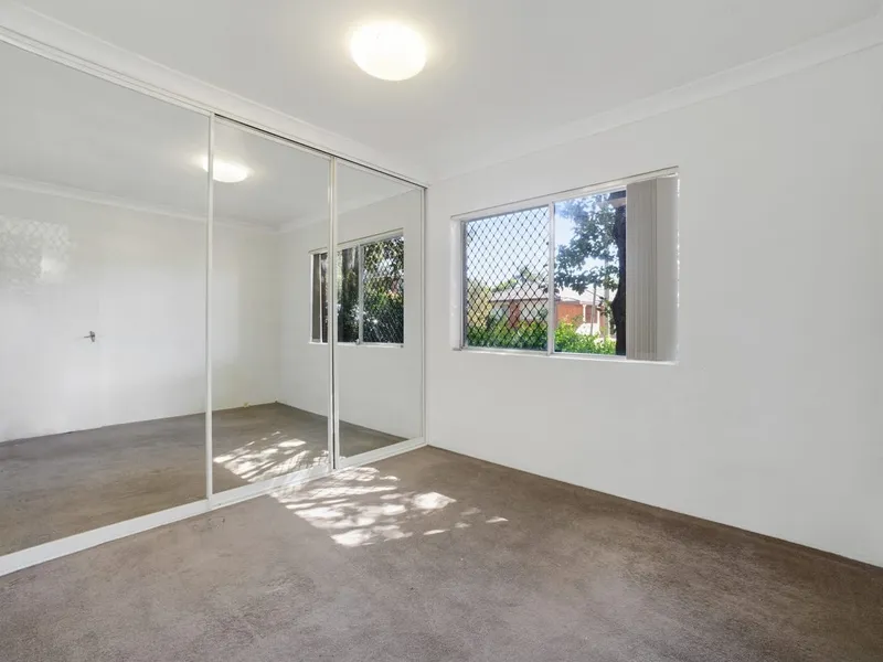 Spacious 2 Bedroom Apartment with Parking