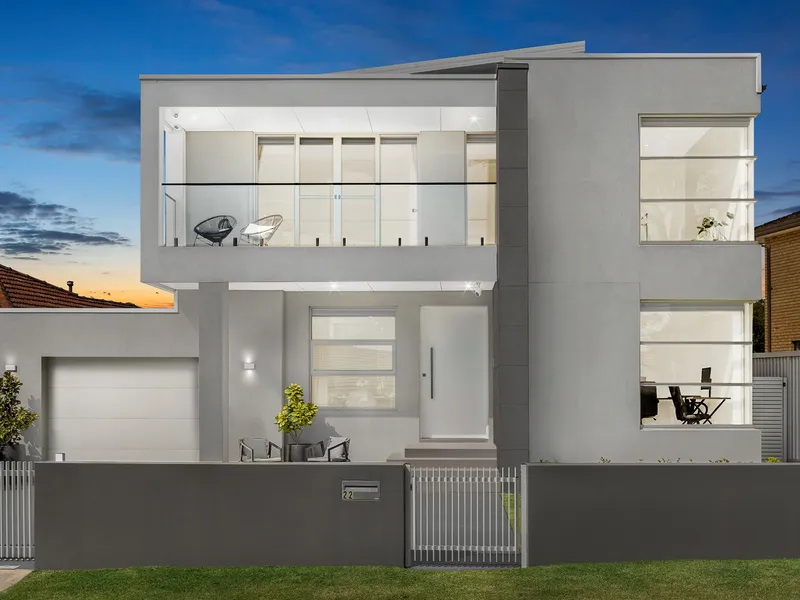 Glamourous near-new luxury residence