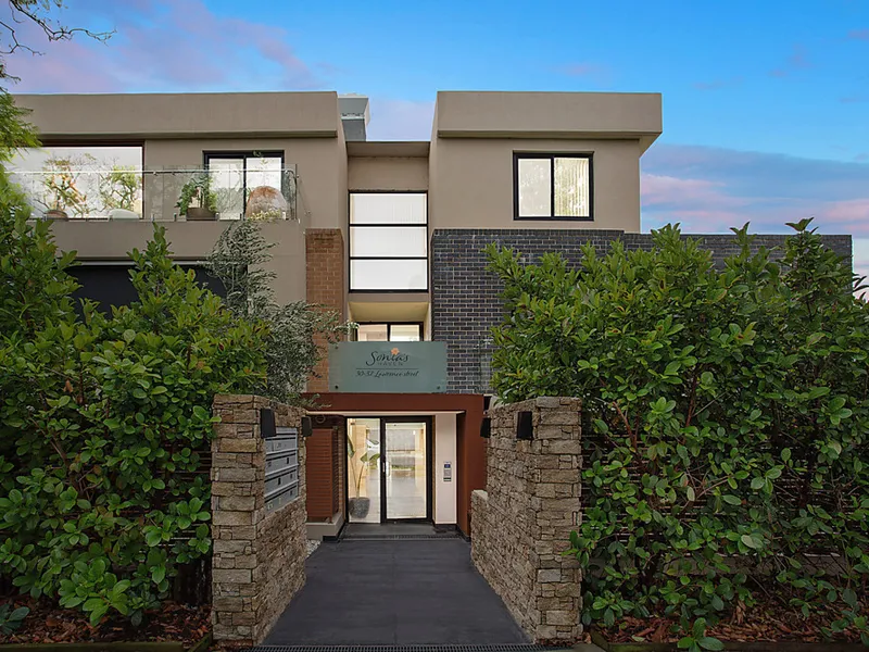 Dual level apartment in boutique block 