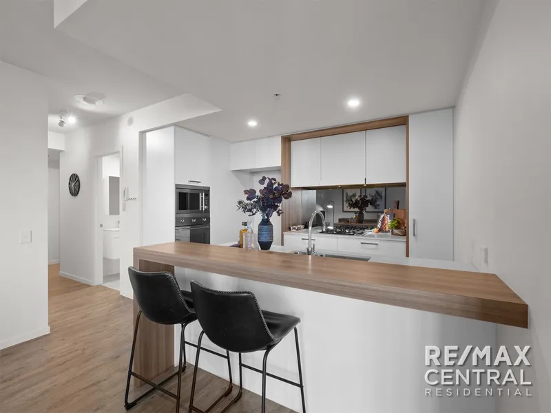 MODERN UNFURNISHED APARTMENT WITH EXTENSIVE VIEWS