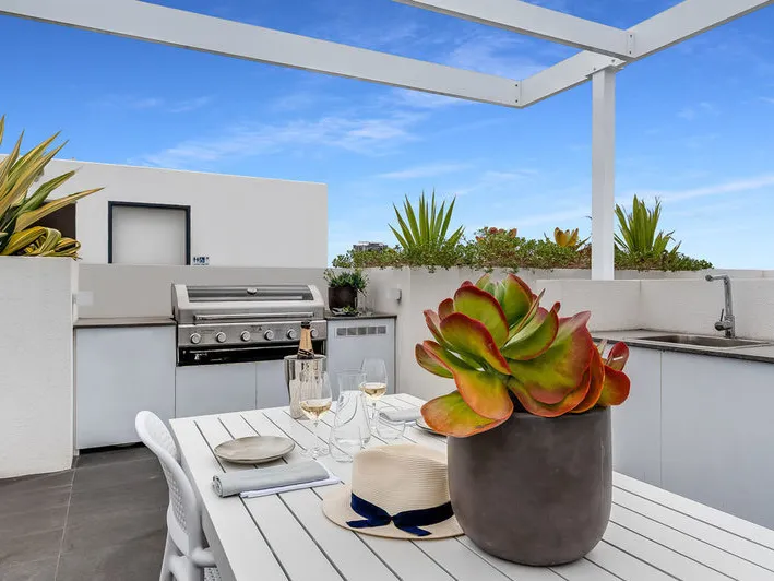 Luxury, Air-conditioned 2 Bedroom Apartment - walk to schools, bars/cafes, public transport and the Brisbane River