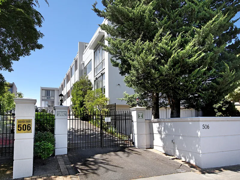 Renovated ground floor 1 bedroom apartment with courtyard.