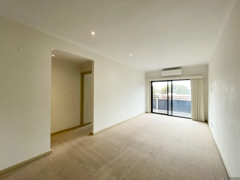 Short Stroll to Monash University!!