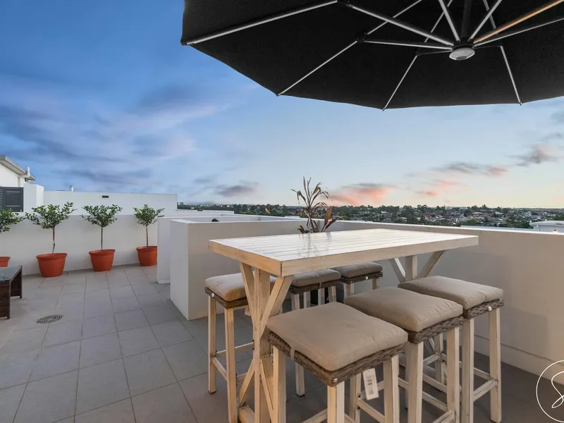 FOR LEASE // RENOVATED PENTHOUSE APARTMENT WITH UNOBSTRUCTED BLUE MOUNTAINS VIEWS