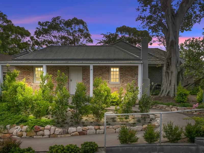 Wilberforce Cottage c1838 with modern updates in over 55's development