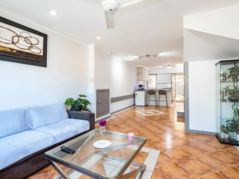 TOWNHOUSE WITH PRIVATE COURTYARD IN CONVENIENT LOCATION
