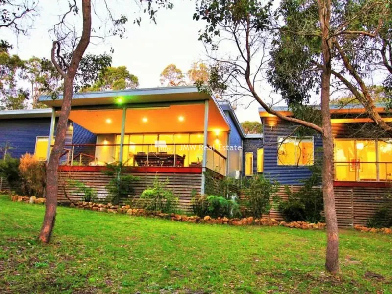 Lovely Bushland Retreat Close to School & Town