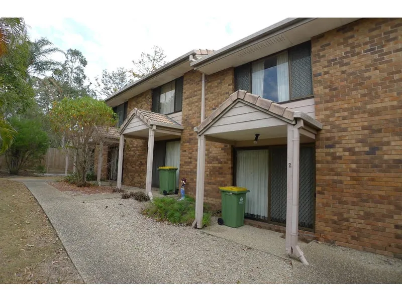 2 BEDROOM TOWNHOUSE LOCATED IN SMALL COMPLEX 