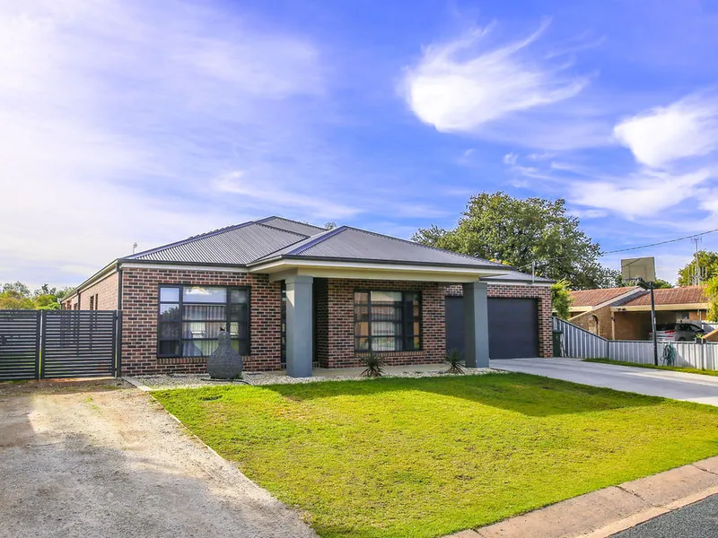 Big Modern Home In The Centre Of Town