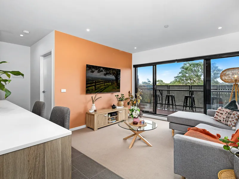 Modern Class With An Entertainer's Balcony